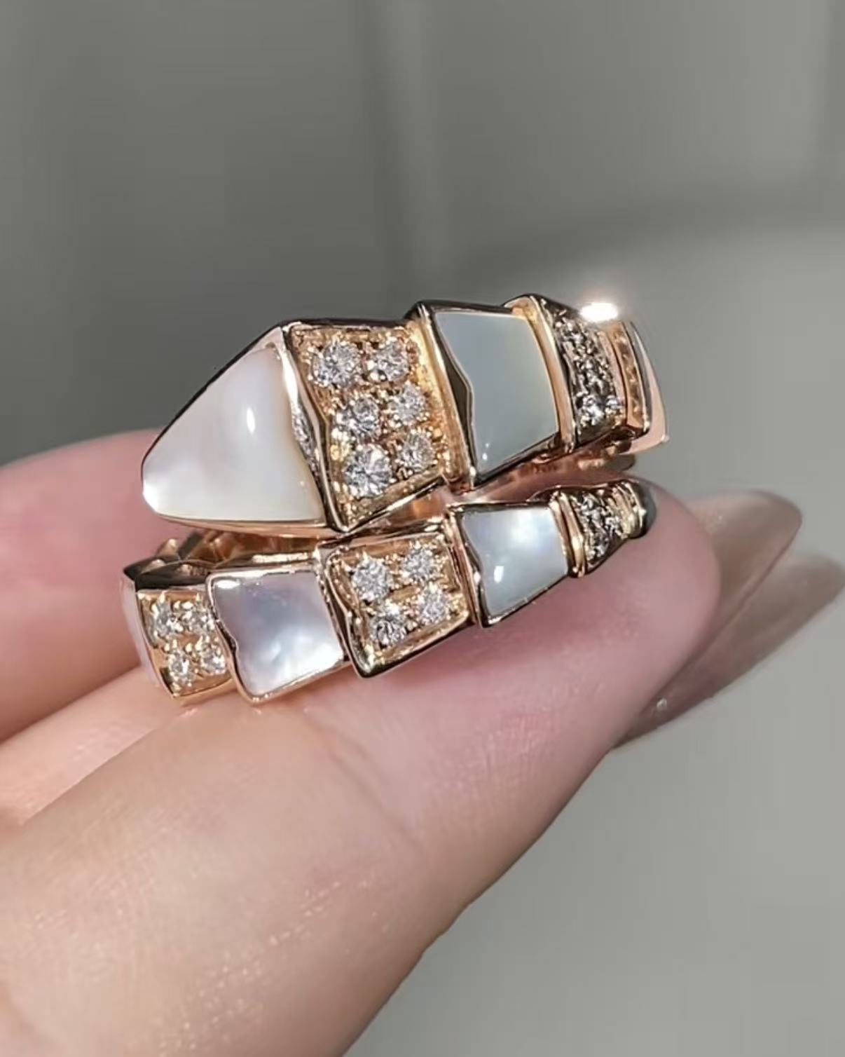 Premium 1:1 Bvlgari Serpenti Viper Single Loop Ring with Pavé Diamonds and White Mother-of-Pearl Replica – Custom Solid 18K Rose Gold