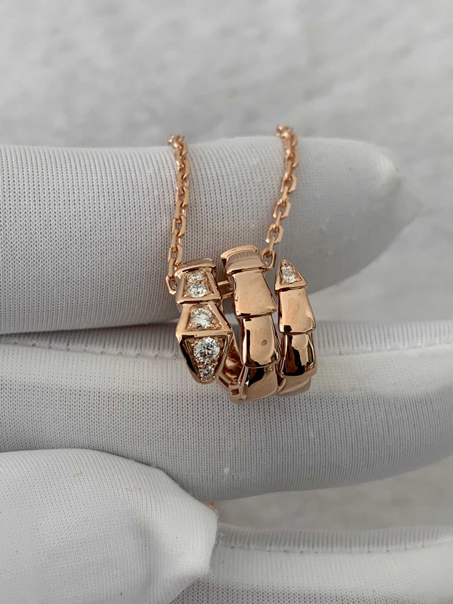 Premium 1:1 Bvlgari Serpenti Viper Pendant Necklace set with Pavé Diamonds on the Head and Tail Replica – Custom Solid 18K Rose Gold