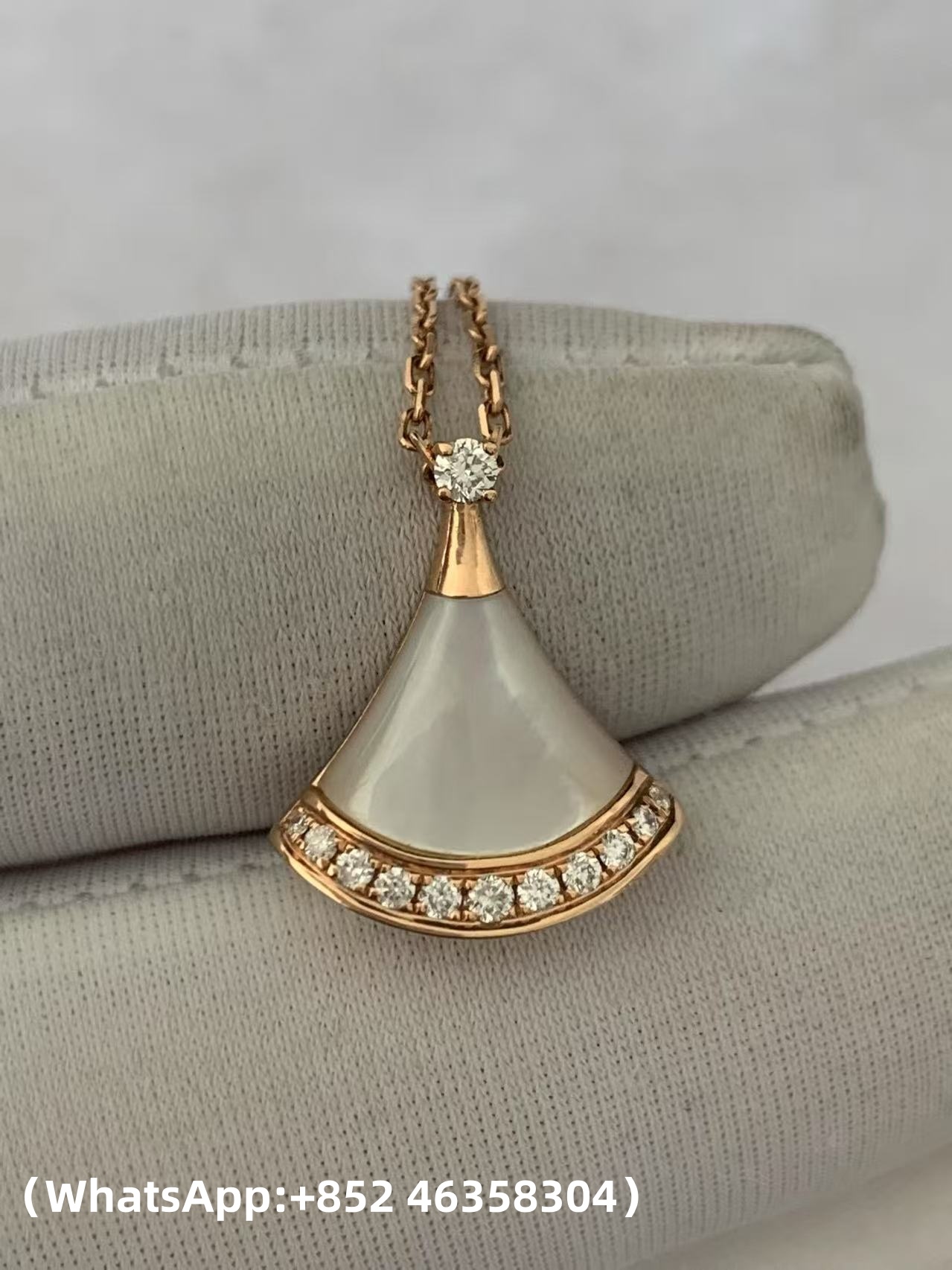 Premium 1:1 Bvlgari Divas' Dream Pendant Necklace Set with a Round Brilliant-Cut Diamond, A Mother-of-Pearl Element and Pavé Diamonds Replica – Custom Solid 18k Rose Gold