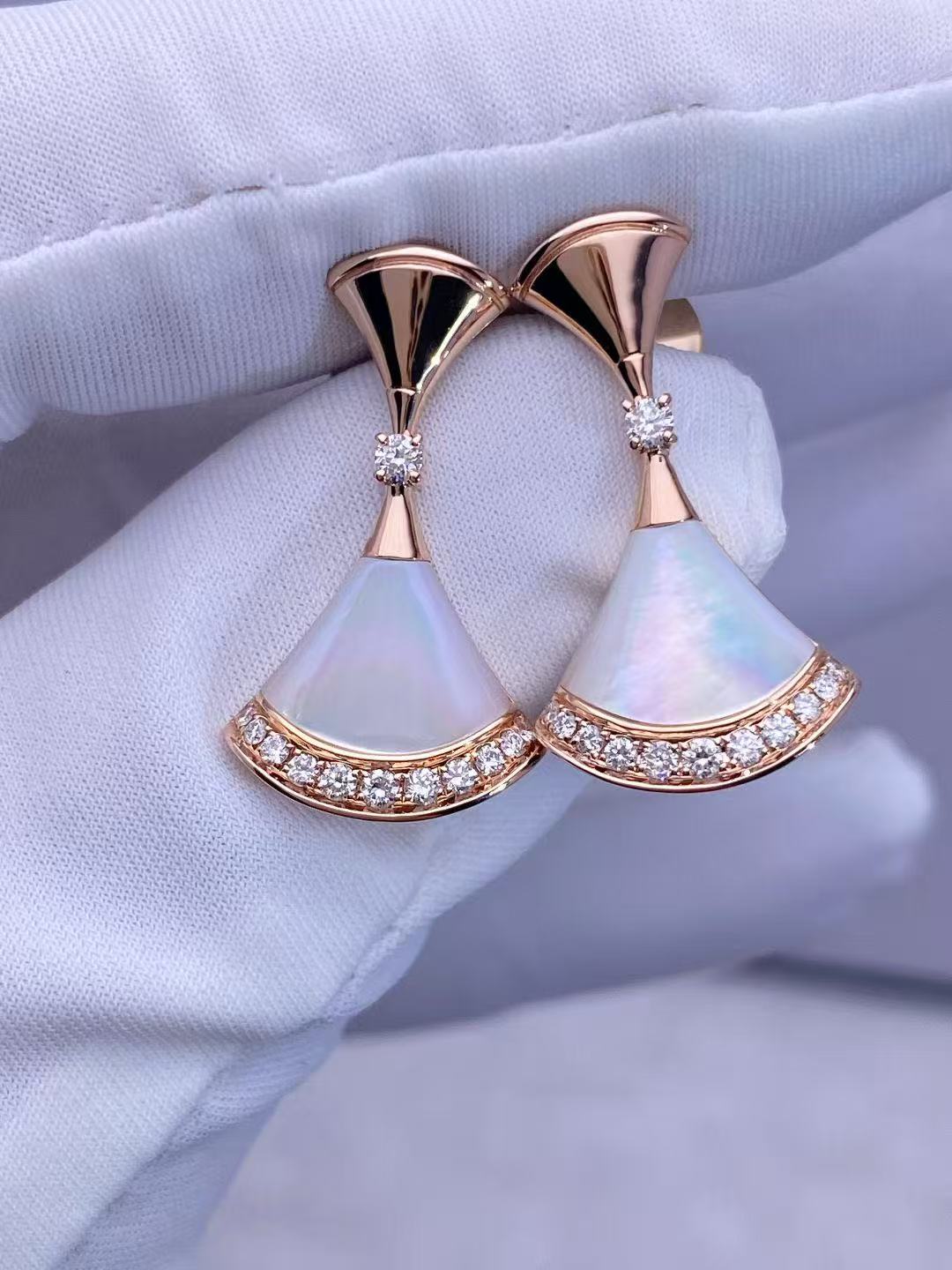 Premium 1:1 Bvlgari Divas' Dream Fan-Shaped Drop Earrings Set with Mother-of-Pearl and Brilliant-Cut Diamonds Replica – Custom Solid 18k Rose Gold